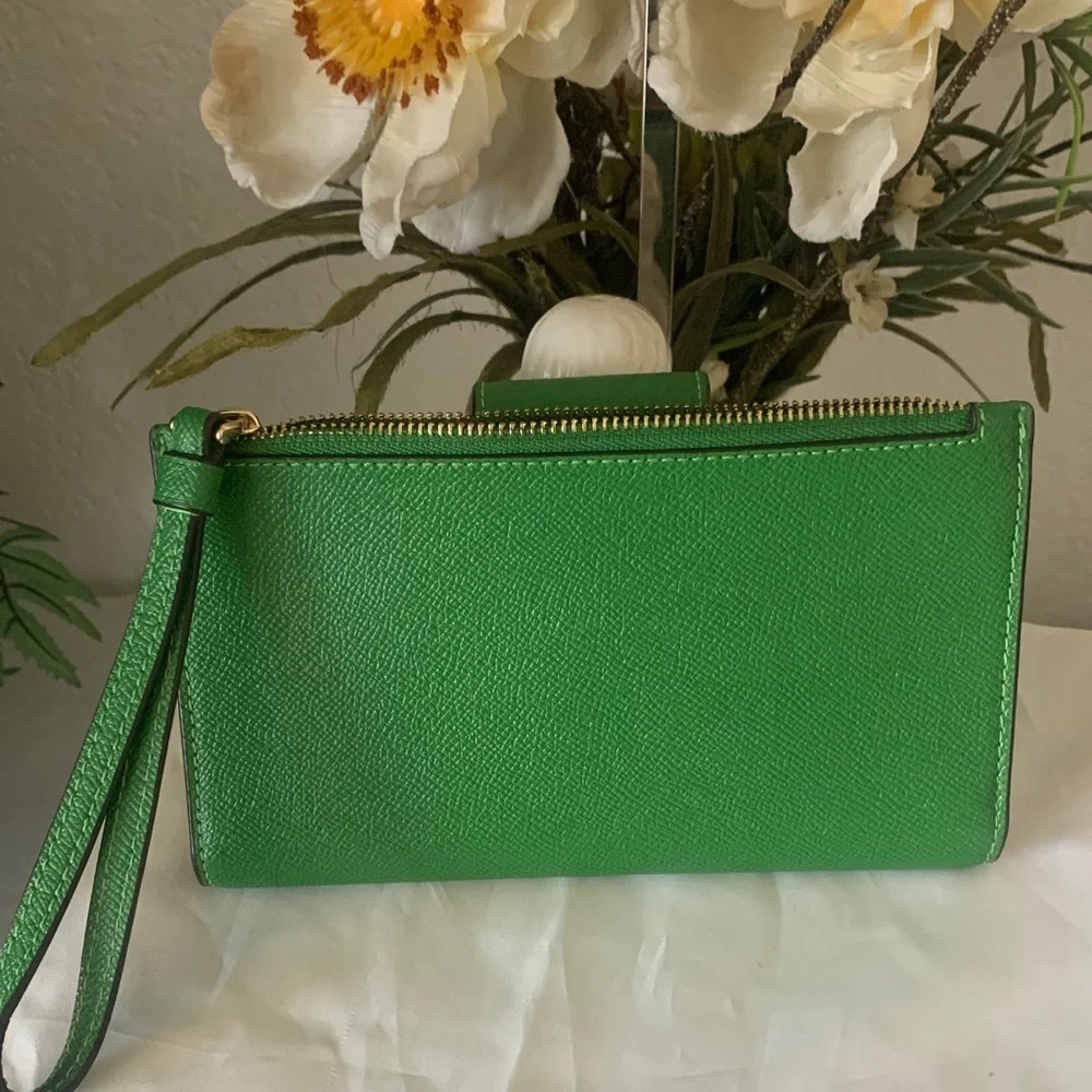 NWOT COACH LARGE TECH PHONE WALLET IN KELLY GREEN LEATHER